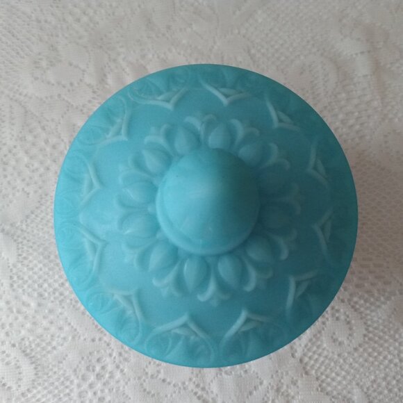 Vintage blue fenton covered dish - Picture 5 of 6